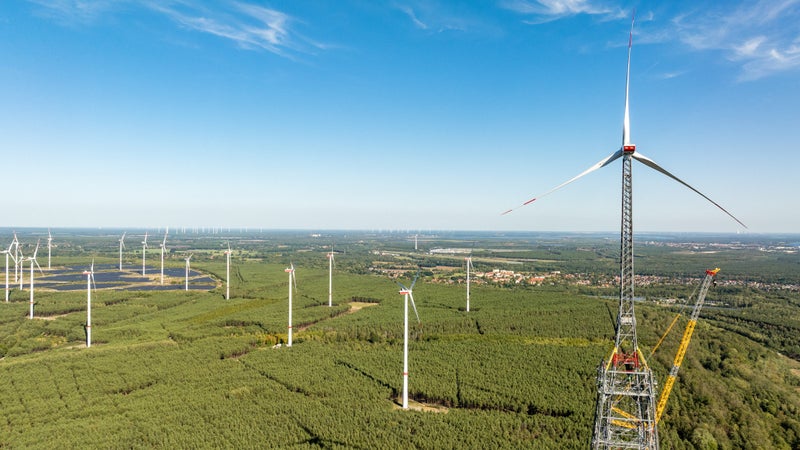 Elle est plus haute que la Tour Eiffel avec ses 365 mètres: la plus grande éolienne du monde est prête, elle peut produire 2 fois d'électricité