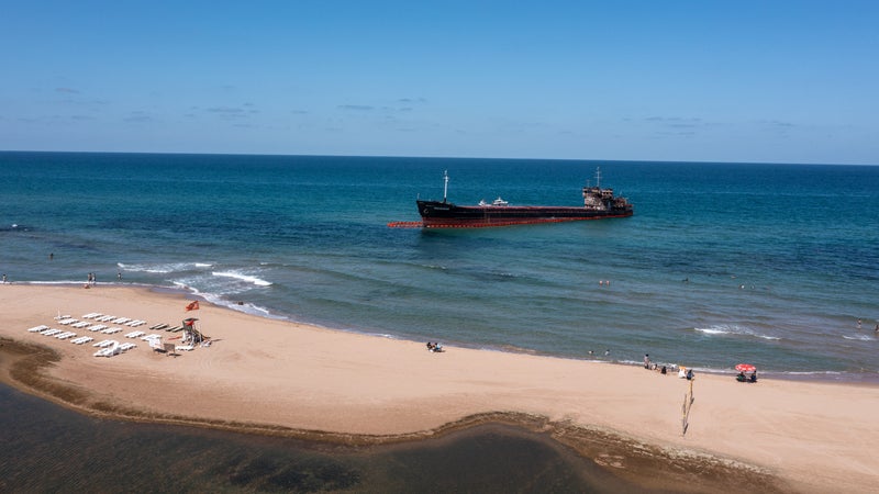Ils installent des filets, des pneus ou encore des cages de protection sur leur coque: des navires cherchent par tous les moyens à se protéger des attaques de drones en mer Noire