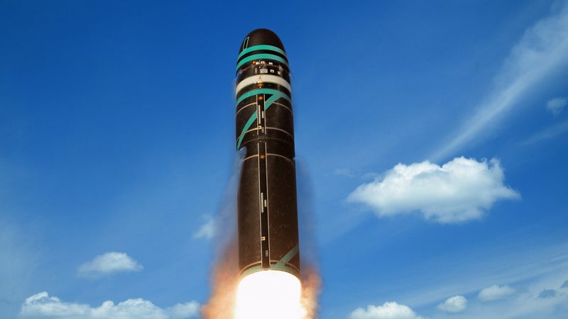 "Sans charge nucléaire et dans le strict respect de nos engagements internationaux": un sous-marin français tire un missile balistique au large du Finistère
