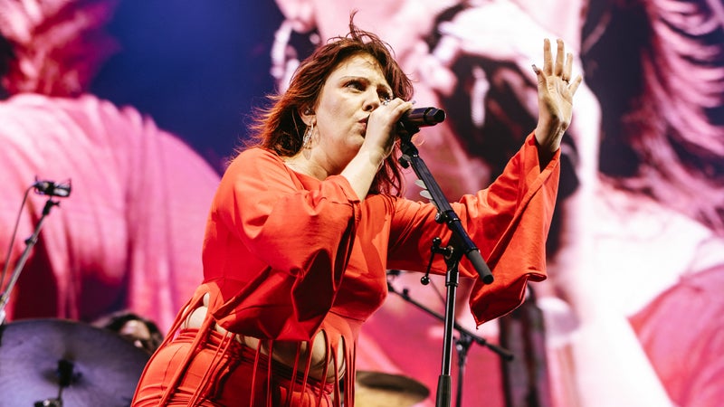 L'artiste CMAT lors d'un festival au Portugal, le 12 août 2026.