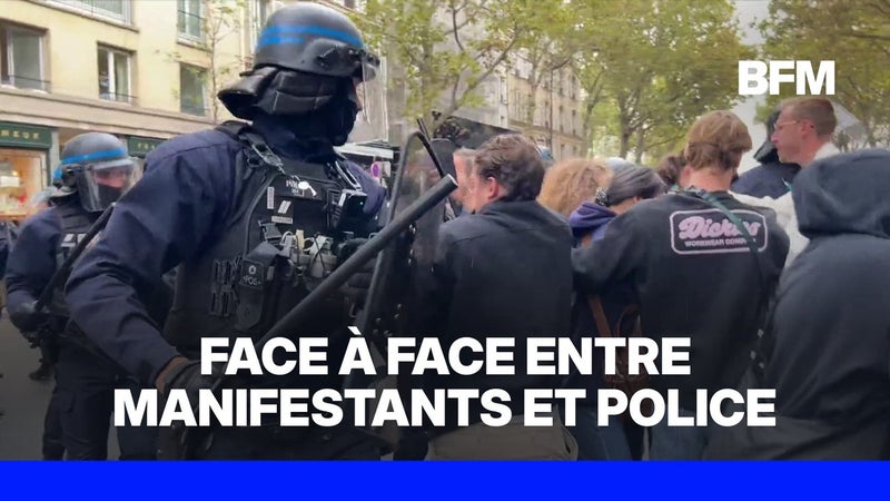 Coups de matraque, barricades: situation très tendue entre manifestants et policiers sur le boulevard Saint-Germain