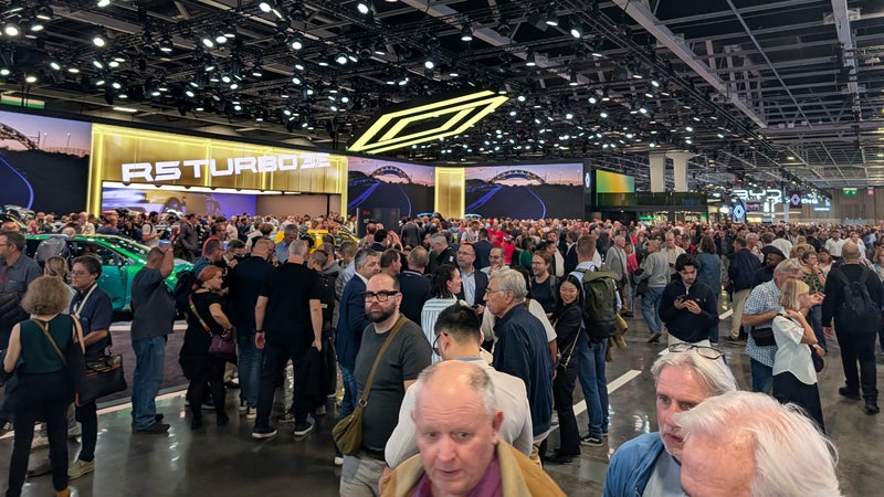 C'est Renault qui arrive en tête avec 60 ventes par jours mais les chinois BYD et Xpeng ne sont pas loin: au Mondial de l'auto, la bataille commerciale fait rage