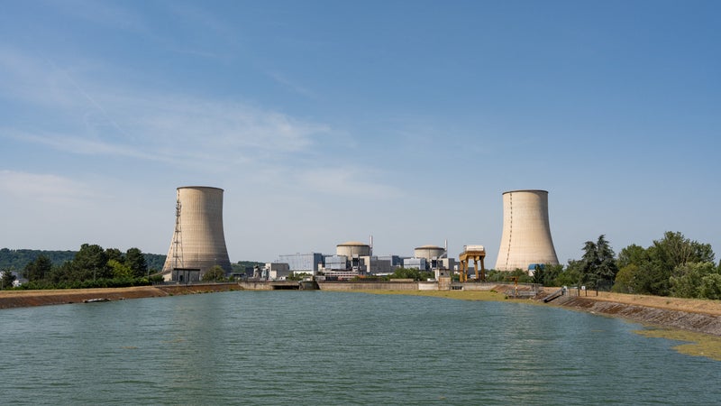 Après avoir du arrêter 15 de ses réacteurs nucléaires cet été à cause de la canicule, EDF veut relever les normes de température des fleuves face au réchauffement climatique