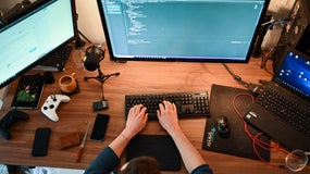 Un homme devant un écran d'ordinateur (photo d'illustration)