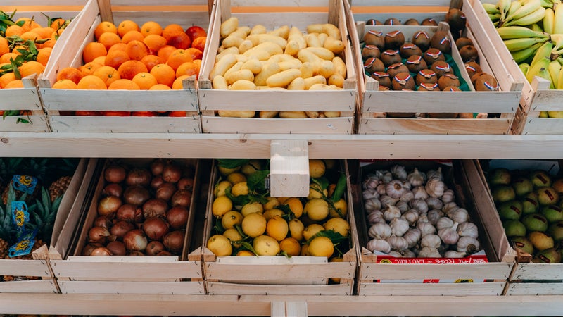 "Les intermédiaires margent sur le dos des agriculteurs": +60% sur des salades, +40% sur les pommes de terre... les prix des fruits et légumes explosent