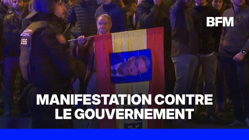 Madrid: affrontements entre des manifestants d'extrême droite et la police devant le ministère des Transports, à la suite de la collision meurtrière entre deux trains