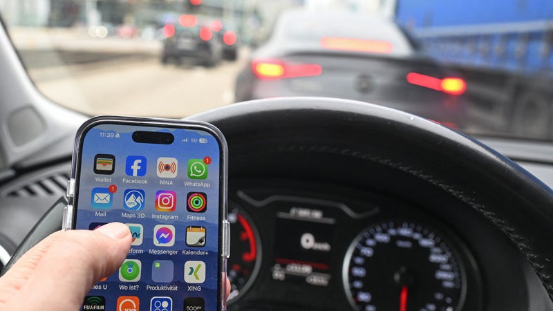 "Un facteur de risque comparable à l'alcool": la suspension temporaire du permis, en cas d'utilisation du téléphone au volant, désormais généralisée