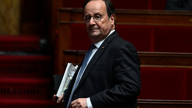 "Il est au taquet": en coulisses, comment François Hollande se prépare pour 2027, sans passer par la primaire