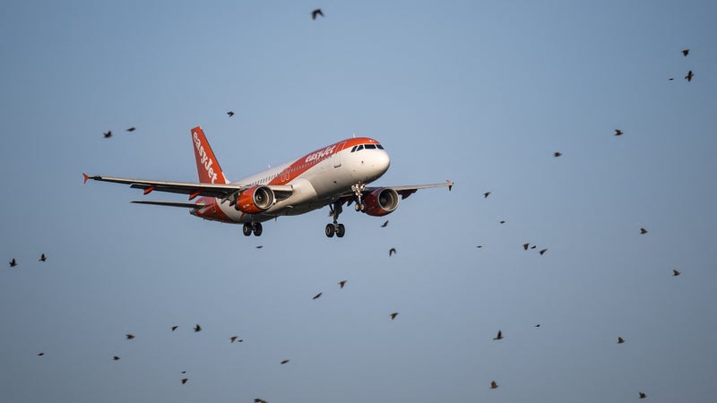 La flambée du kérosène force Easyjet à supprimer 700.000 sièges supplémentaires cet hiver pour un total de 1,4 million