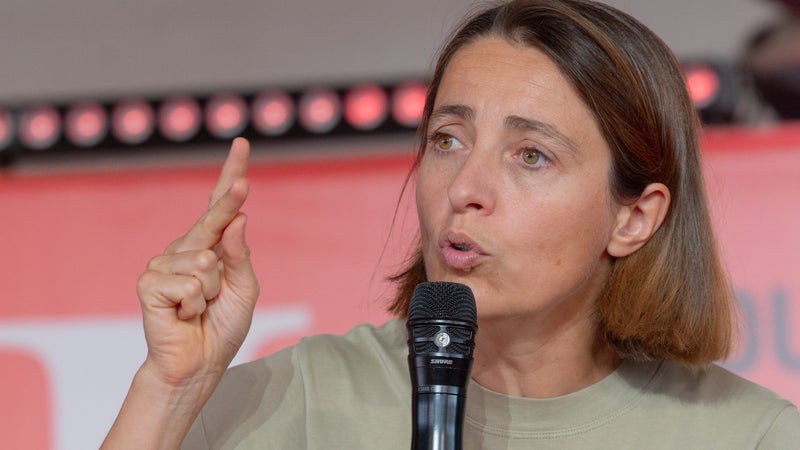 "100 euros c'est un plein, les gros rouleurs, c'est 300, 400, 500 euros de plus": pour la CGT, les nouvelles aides du gouvernement "ne répondent absolument pas au problème"