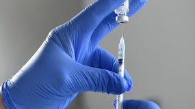 L’Académie de médecine préconise de rendre le vaccin obligatoire pour certaines professions (fonctionnaires, enseignants, professionnels de santé, pompiers, policiers).