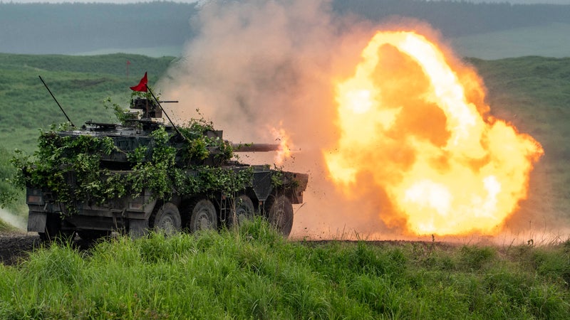 Le Japon dépend à 95% des États-Unis pour ses importations militaires mais commence à se tourner vers l'Europe (le français Thales est le premier à poser le pied sur l'archipel)