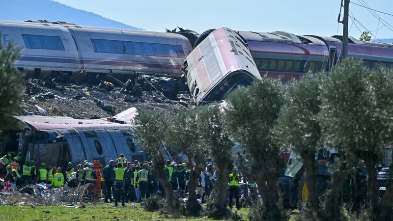 "Freinage brusque", passagère "projetée en l'air": les témoignages de victimes de la collision entre deux trains en Espagne