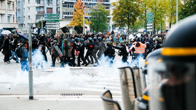 Manifestation du 24 octobre: un homme armé aperçu devant un commerce à Grenoble, une enquête ouverte