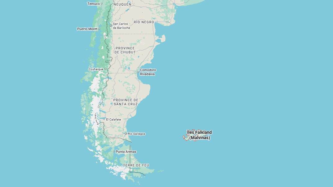 Le territoire britannique des îles Malouines (Falklands en anglais) est situé au large des côtes de l'Argentine. 