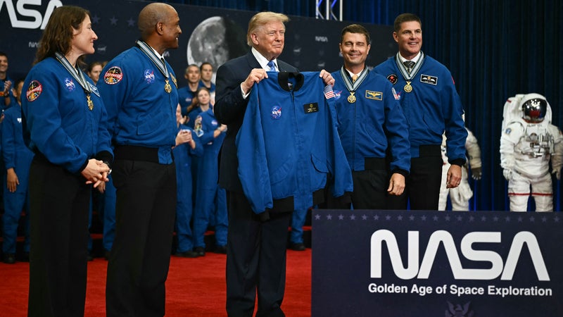 "Une distinction très rare": Donald Trump décore les astronautes de la mission Artémis II