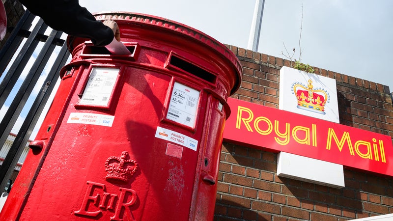 "Les volumes de lettres ont chuté de plus de 70% par rapport à leur niveau maximal": un an après son rachat par le milliardaire Daniel Kretinsky, Royal Mail va supprimer jusqu'à 2.500 postes