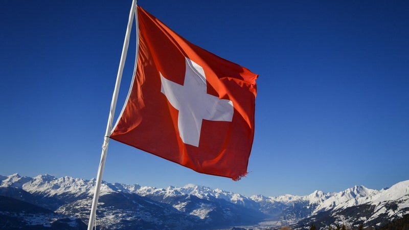 Exclusion de toute alliance militaire, fin des sanctions contre la Russie... La Suisse va-t-elle renforcer sa neutralité? Ce référendum scruté de près par Moscou
