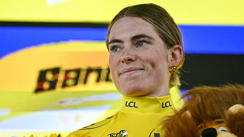 Demi Vollering avec le maillot jaune lors du Tour de France 2024 2330202