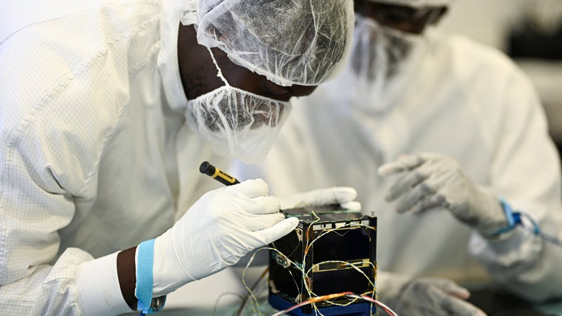 L’Afrique accélère sa conquête de l’espace: du Sénégal à la Côte-d'Ivoire, les pays africains veulent désormais construire leurs propres satellites (mais les technologiques restent encore largement étrangères)
