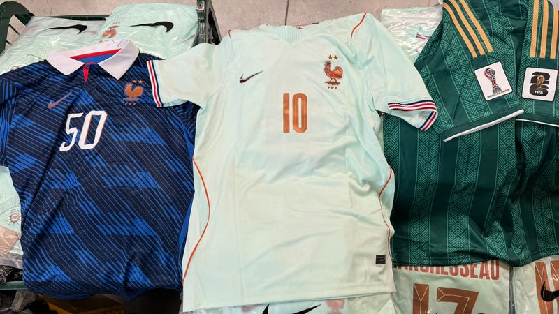 "C'est exagéré, mais...": ce collège interdit les maillots de foot après des bagarres et fait débat