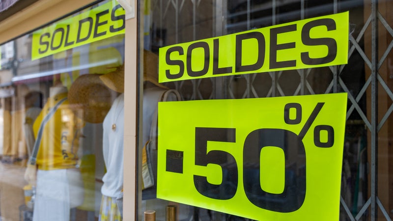 La vitrine d'un magasin de prêt-à-porter affichant des remises allant jusqu'à 50% pendant la période des soldes d'été, le 29 juin 2025 à Auch, dans le Gers (photo d'illustration).