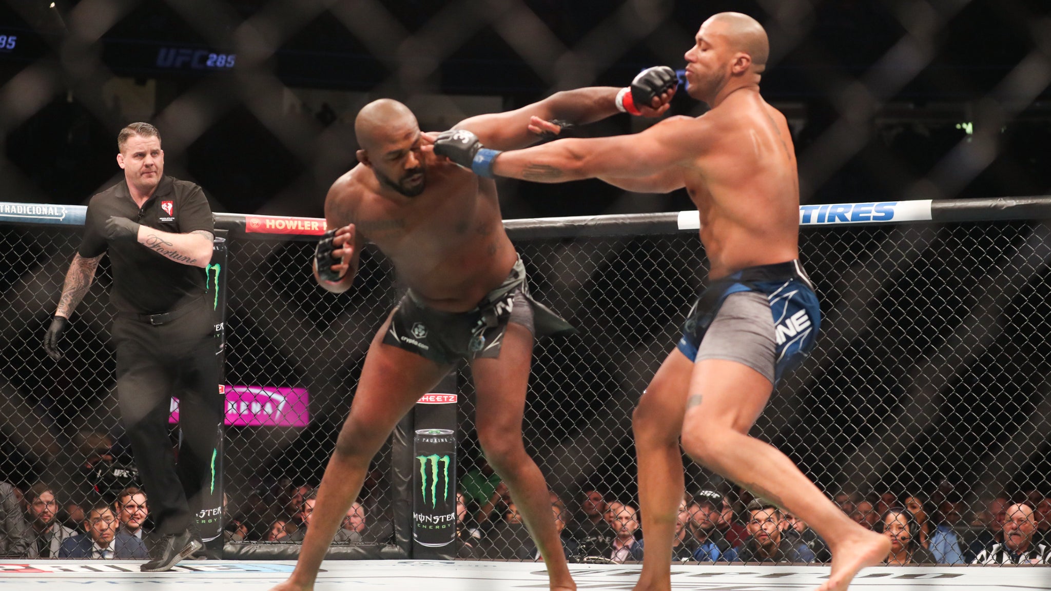 https://io-fsly-bfmtv.cdn.nextradiotv.com/NhmPDT3y5aCRFfXK7P3vVV_SkzA=/0x106:2048x1258/images/Jon-Jones-et-Ciryl-Gane-a-l-UFC-en-mars-2023-2349013.jpg