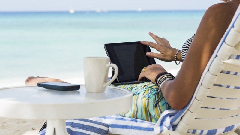 Télétravailler pendant les vacances: le "workation", le nouveau phénomène au bord des plages