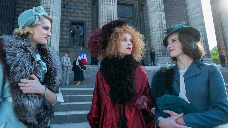 Nadia Tereszkiewicz, Isabelle Huppert et Rebecca Marder dans le film "Mon Crime", de François Ozon. 