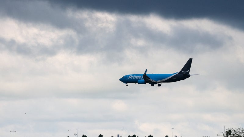 Un avion-cargo d'Amazon sort de piste à Miami et percute des véhicules, une enquête ouverte