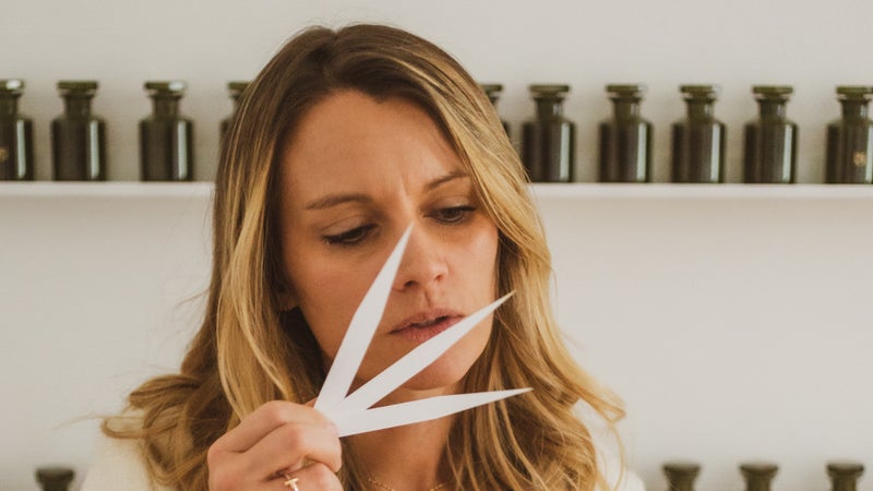 Elle a vendu sa maison pour lancer sa marque, elle n’est pas nez, mais "orchestre le parfum": comment cette créatrice veut développer une parfumerie de niche plus écolo