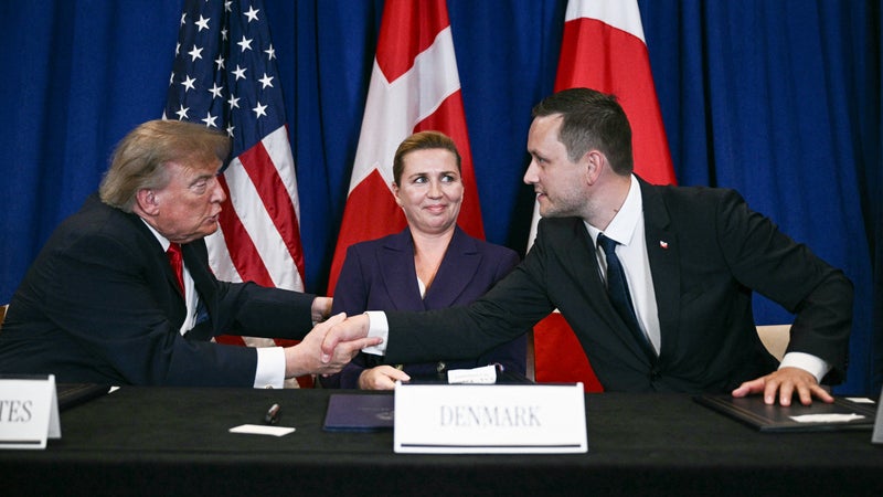 Après avoir menacé d'annexer le Groenland, Donald Trump promet la construction de "deux très grandes bases militaires" américaines sur l'immense île arctique