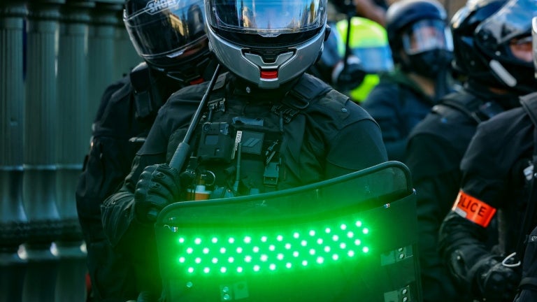 "Une entrave à la presse": qu'est-ce que le bouclier stroboscopique, le nouveau dispositif de maintien de l'ordre contesté?