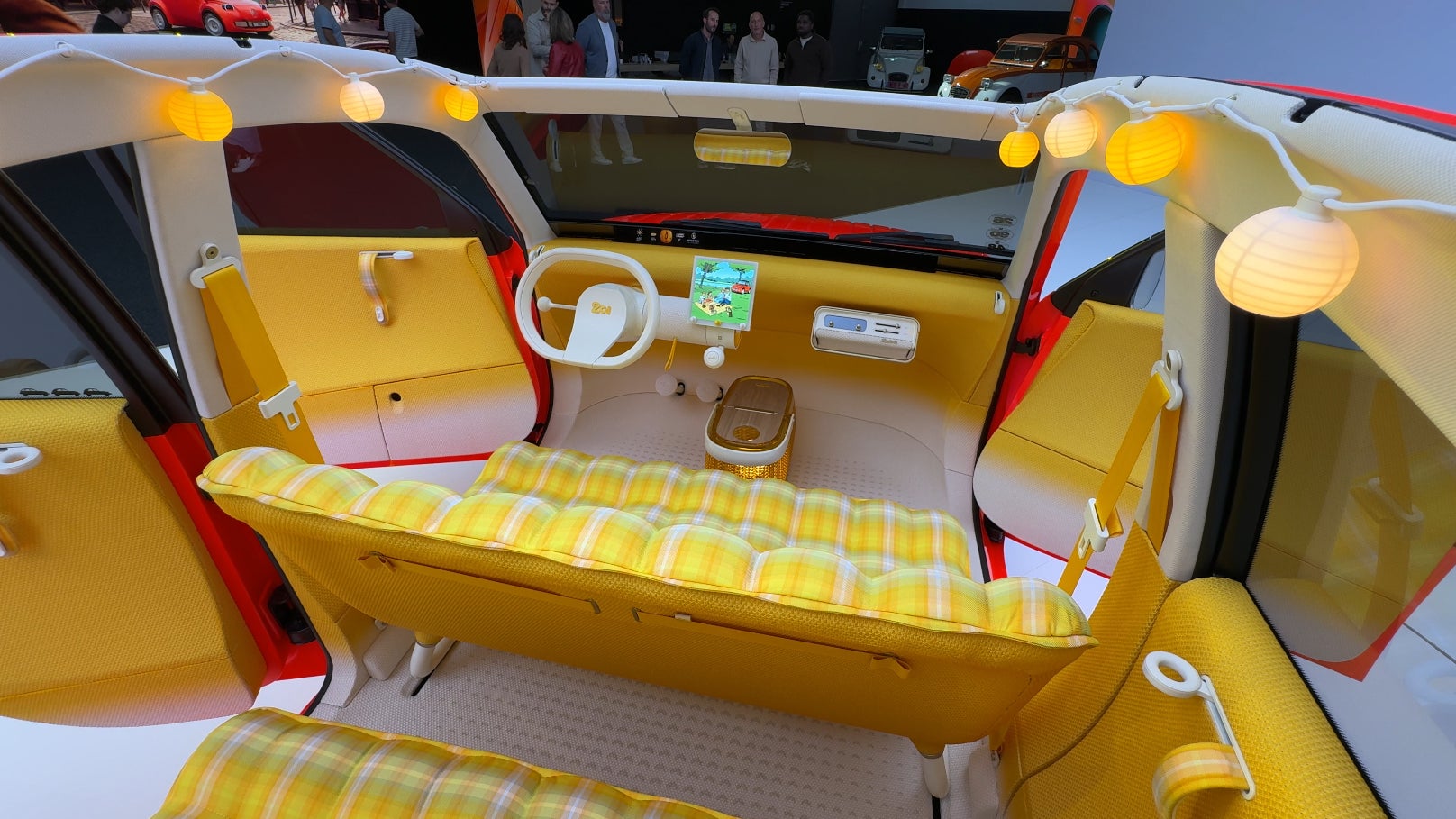 L'intérieur de la 2CV concept électrique.