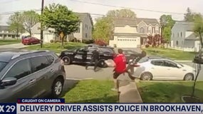 Une vidéo montre un livreur de pizza faire trébucher un suspect en fuite permettant à la police de l'interpeller