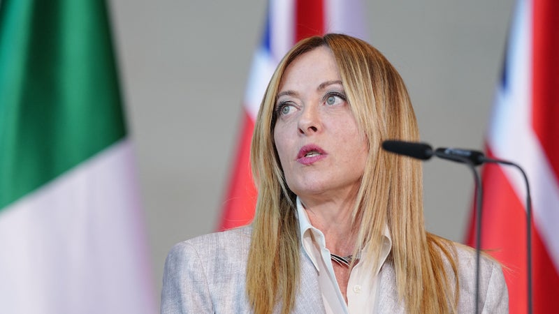Record de longévité depuis la Seconde guerre mondiale, Milan qui attire les fortunes, Rome qui rassure les marchés: l'Italie de Meloni surclasse-t-elle la France?