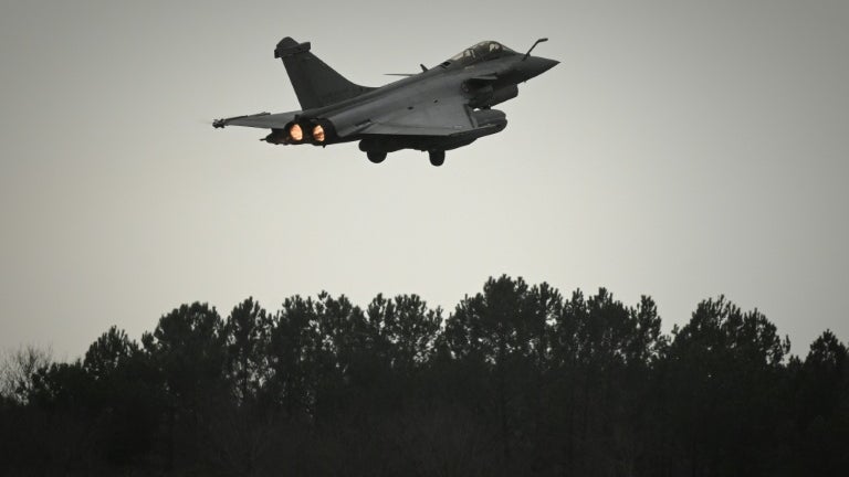 "Je surutilise les avions de chasse à plus de 15%": avec seulement 184 appareils contre 240 en Grèce et 1.200 en Russie, le chef de l'armée de l'Air tire la sonnette d'alarme