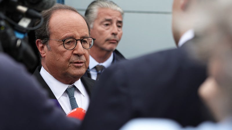 Retraite à 63 ans, attaques contre Emmanuel Macron et retour de la TVA: ce que contient le dernier livre de François Hollande