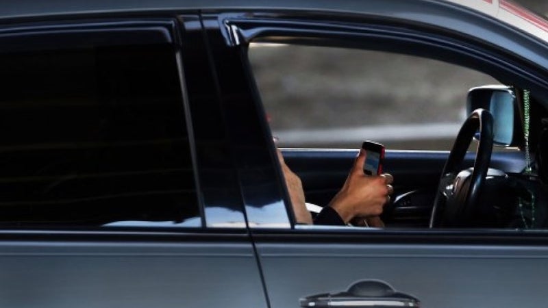 "La cible, c'est vraiment 'monsieur et madame Tout-le-Monde'": le gouvernement annonce étendre à toute la France la suspension du permis de conduire en cas d'usage du téléphone au volant