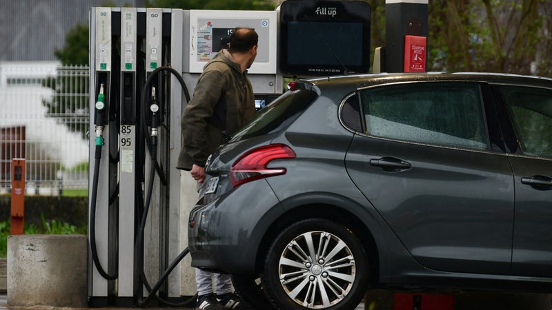 "Les gens ne bougent plus": la consommation française de carburants continue de s'effondrer en attendant la baisse des prix à la pompe promise au 1er novembre