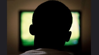 Un femme reconnaît son compagnon à la télévision (image d'illustration)