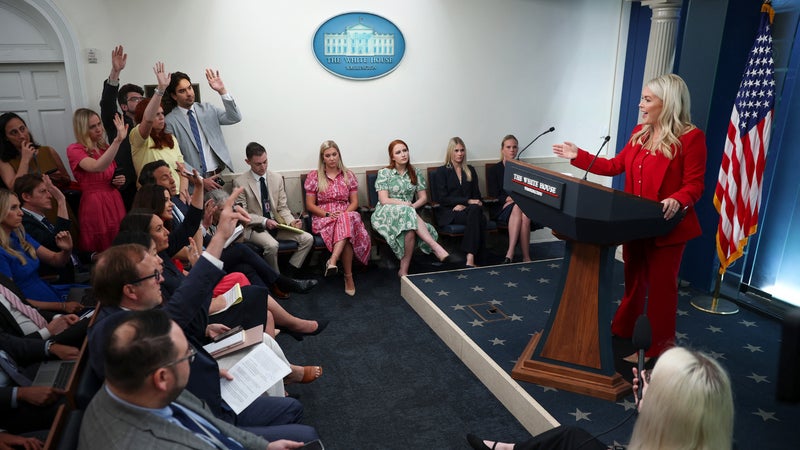 Mis à la porte de la Maison Blanche, les médias américains CNN, MS NOW et Politico annoncent poursuivre l'administration Trump