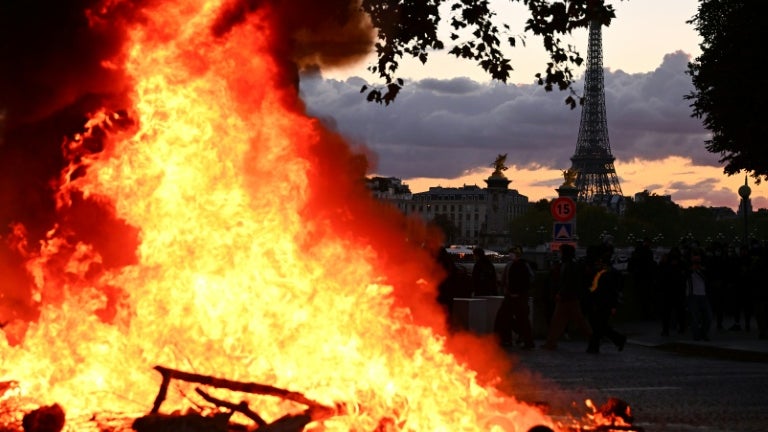Un incendie à Paris le jour des manifestations "contre la vie chère", avec la tour Eiffel en arrière-plan, le 17 octobre 2026