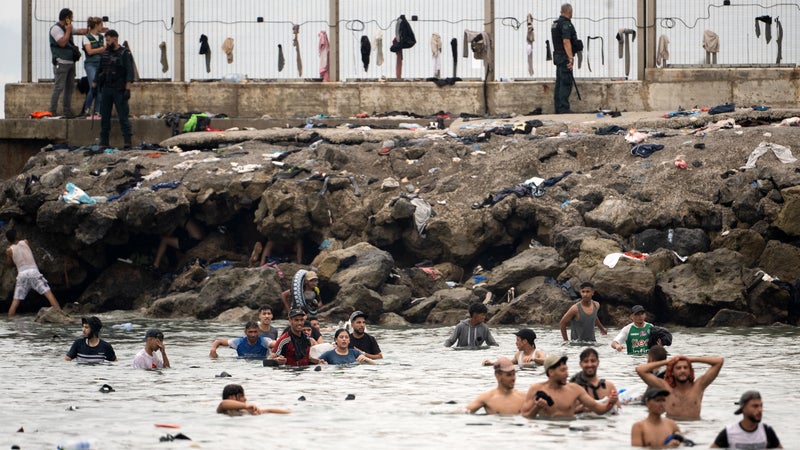 Crise à Ceuta: un rapport de police met en cause le Maroc dans l'entrée massive de migrants, Madrid demande des explications