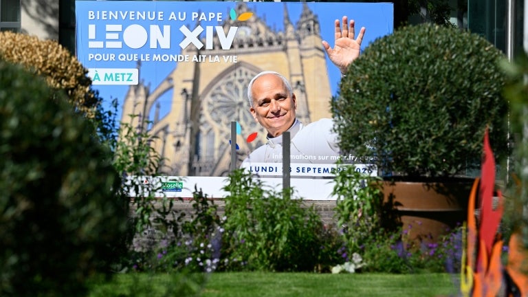 INFO BFM. Emmanuel Macron, Éric Zemmour, Marine Le Pen, Gabriel Attal... Quels politiques vont rencontrer le pape Léon XIV pour sa visite en France?