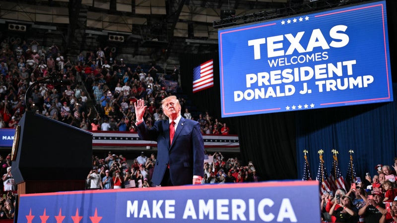 Donald Trump interrompu à plusieurs reprises par des manifestants lors d'un meeting au Texas