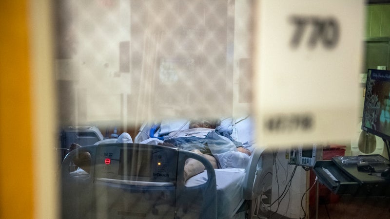 "Vous allez être plus intelligents qu'eux": aux États-Unis, les influenceurs incitent les Américains à ne pas payer leurs frais médicaux (les impayés ont augmenté de 16% en un an)