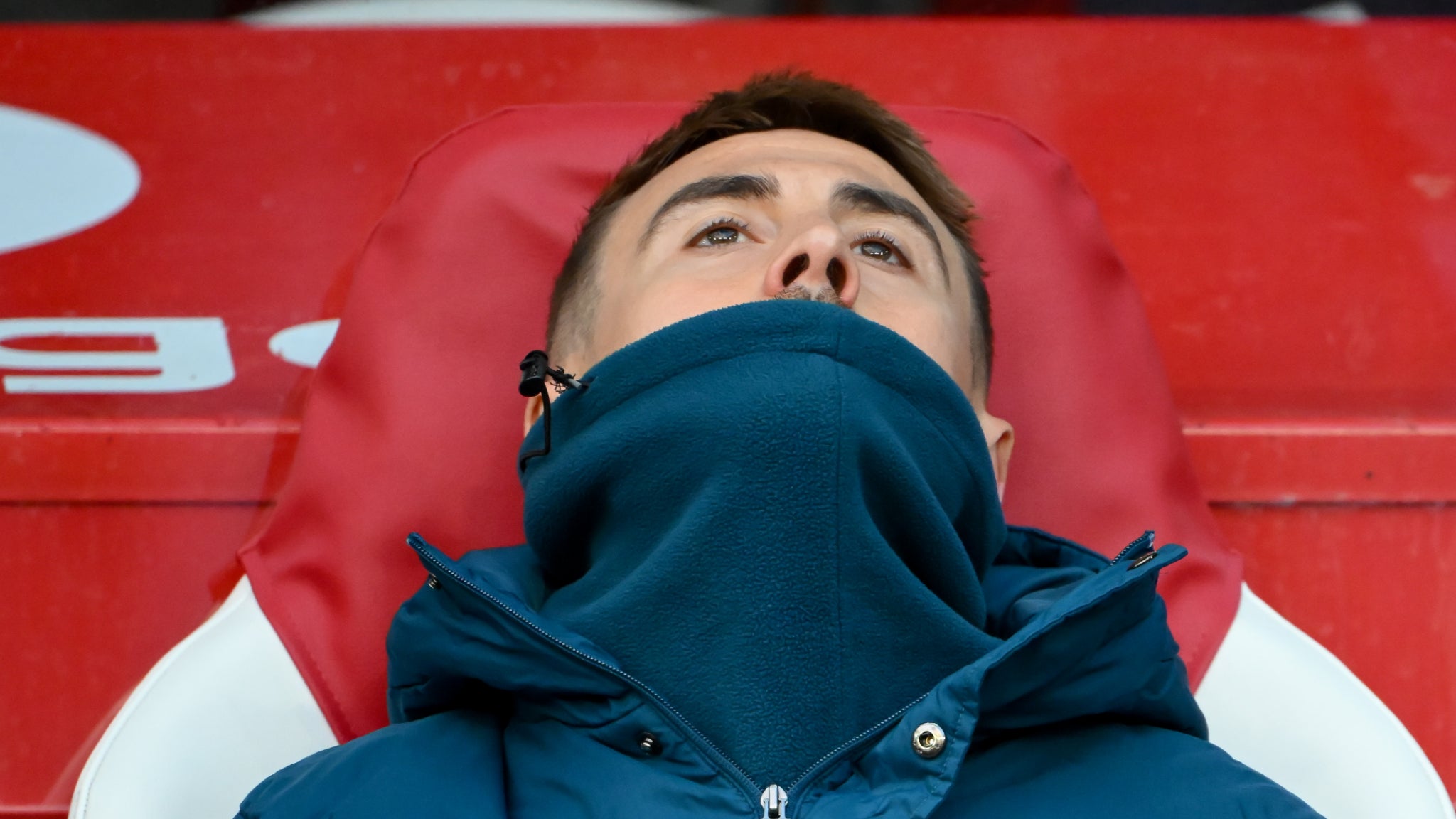 Valentin Rongier, la mine pensive, sur le banc de l'Olympique de Marseille face à Lille au Stade Pierre-Mauroy, fin mai 2025, quelques semaines avant son départ du club. Valentin Rongier, la mine pensive, sur le banc de l'Olympique de Marseille face à Lille au Stade Pierre-Mauroy, fin mai 2025, quelques semaines avant son départ du club.