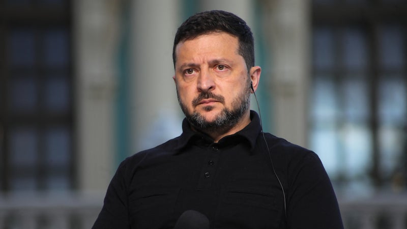 Chaque jour de guerre lui coûte 165 millions d'euros: Volodymyr Zelensky prépare l'Ukraine à des mesures "difficiles et impopulaires" pour combler un déficit de financement de 23 milliards d'euros