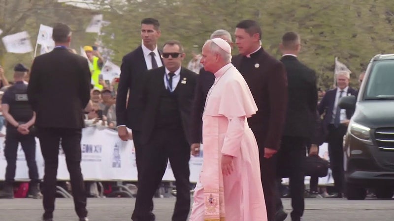 Le pape Léon XIV arrive au centre de Congrès Robert-Schuman de Metz, accueilli par les responsables des cultes français